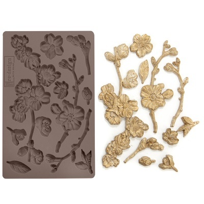 Molde de silicone castanho com relevos de flores e ramos e decorações douradas das mesmas flores