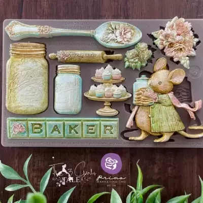 Molde de silicone com desenhos relacionados a pastelaria, incluindo frascos, cupcakes, letra BAKER e personagens de ratos vestidos.