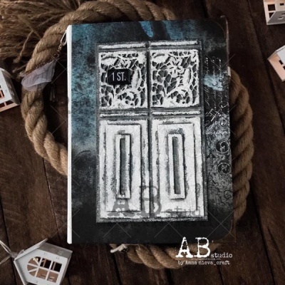 Caderno com capa de porta branca envelhecida sobre corda grossa e madeira