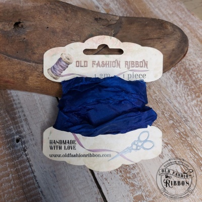 Fita azul escura em cartão com design vintage e texto OLD FASHION RIBBON