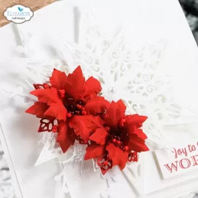 Cartão branco decorado com floco de neve de papel e flores vermelhas artificiais