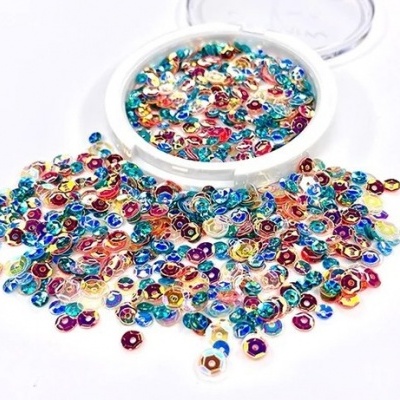 Sequins metálicos coloridos em recipiente plástico branco aberto