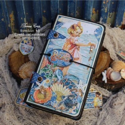 Caderno com capa ilustrada temática praia e etiqueta com texto promocional