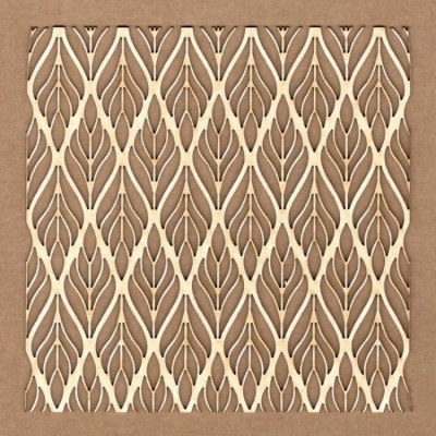 Painel decorativo quadrado com padrão de folhas recortadas em madeira