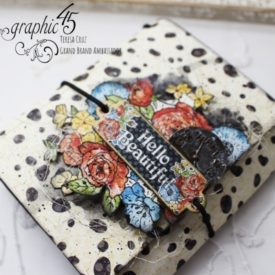 Caixa decorativa com padrão de flores coloridas e etiqueta com texto 'Hello Beautiful'