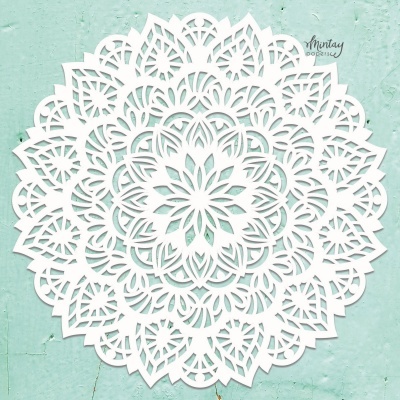 Mandala branca decorativa em papel sobre fundo verde