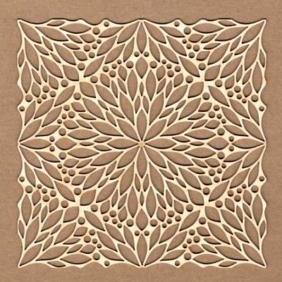 Painel decorativo em madeira com padrão de folhas e círculos