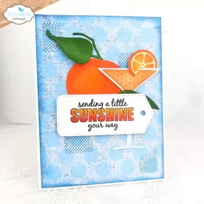 Cartão artesanal com laranja, cocktail e texto sunshine em fundo azul