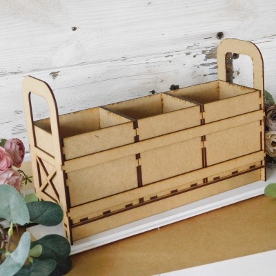 Caixa organizadora de madeira com alças e quatro compartimentos em fundo branco