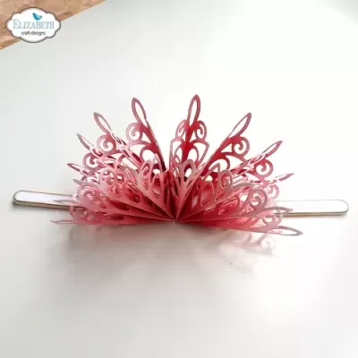 Grampo de cabelo rosa decorativo com flores recortadas em metal