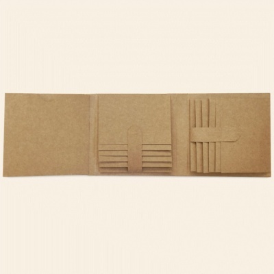 Carteira castanha tipo cortiça com compartimentos para cartões