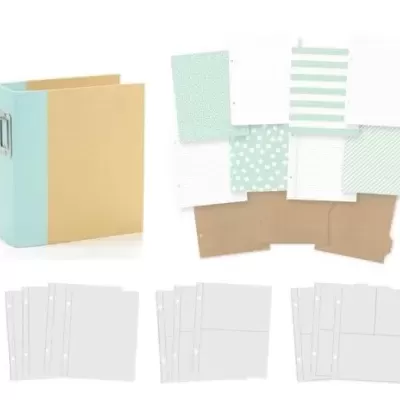 Organizador com capa dura bege e azul claro, folhas de papel decoradas verde água e branco, e páginas plásticas para scrapbooking