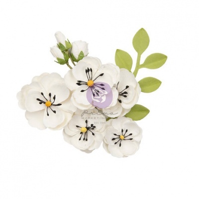 Flor artificial branca com folhas verdes