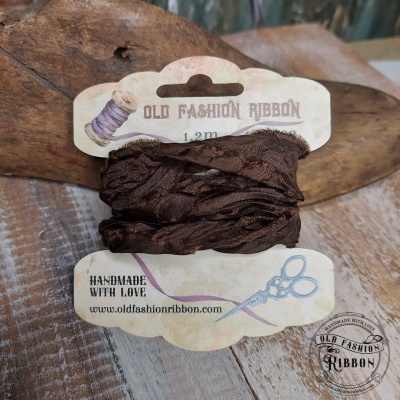 Fita decorativa marrom escura com etiqueta vintage e texto OLD FASHION RIBBON