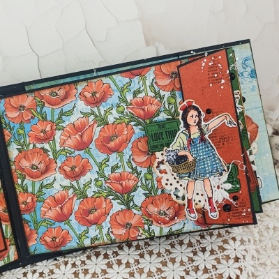 Livro ou álbum decorativo com estampa floral e recorte de menina segurando cesta com gato