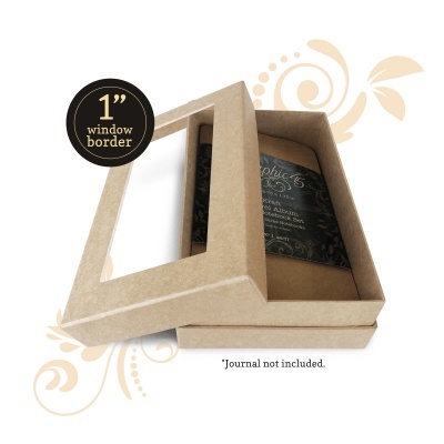 Caixa de cartão castanho com tampa transparente e borda 1 polegada, com jornal dentro.