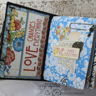 Caderno aberto com decorações florais e frases 'LOVE CHANGES EVERYTHING'