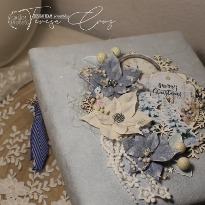 Bloco de notas azul cinzento com decoração de flores artificiais e placa Merry Christmas