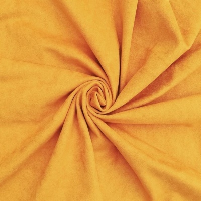 Tecido amarelo enrolado em espiral sobre fundo branco