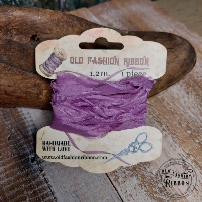 Fita decorativa roxa em cartão branco com texto OLD FASHION RIBBON