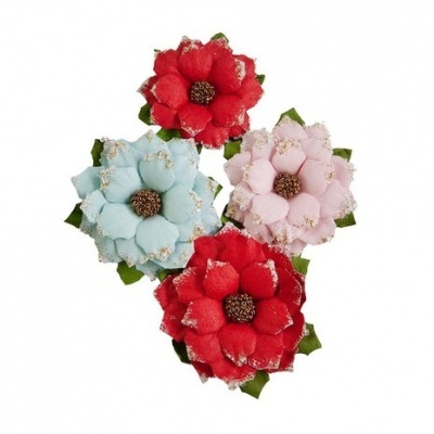 Flores decorativas de tecido rosa, vermelho e azul claro com folhas verdes