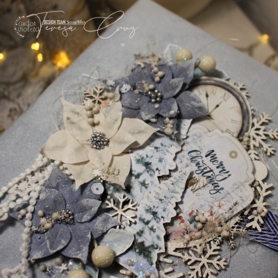 Etiqueta decorativa de Natal com flores artificiais, flocos de neve e frase Merry Christmas