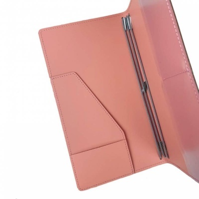 Carteira cor de rosa claro com presilhas metálicas aberta