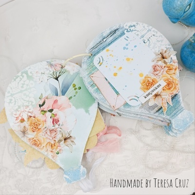 Dois cadernos em forma de coração com estampas florais e fitas coloridas