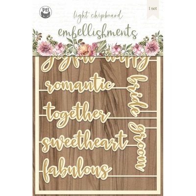 Embellishments de chipboard com palavras em tom claro sobre fundo de textura madeira, embalagem com flores e texto