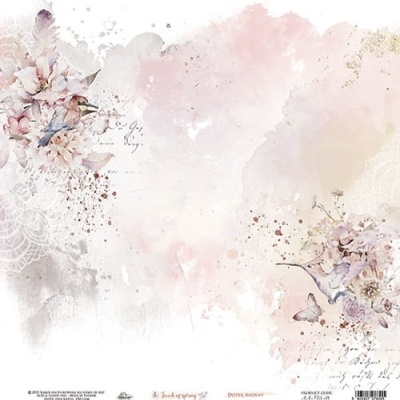 Fundo aquarelado com flores, beija-flor, borboleta e detalhes em renda.