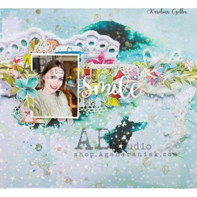 Quadro decorativo com foto feminina, flores e texto Smile em azul e branco