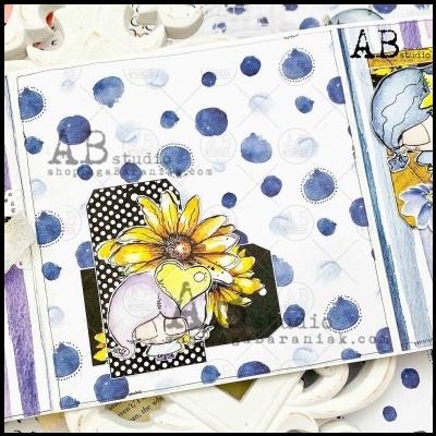 Cartão decorativo com bolinhas azuis, tag preta com bolinhas brancas e flor amarela