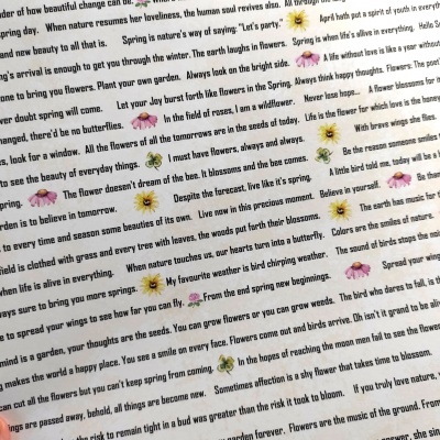 Papel com várias frases em inglês e pequenas flores amarelas em fundo branco