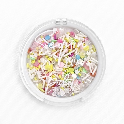 Pack redondo transparente com confetis coloridos em fundo branco