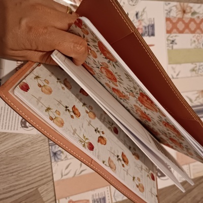 Agenda ou caderno com capa em couro castanho e páginas florais
