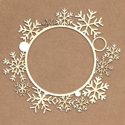 Círculo em madeira com flocos de neve recortados