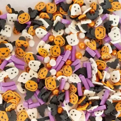 Confeites decorativos de Halloween em várias formas e cores sobre fundo branco