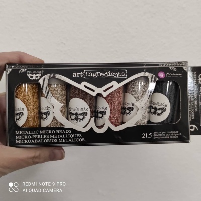 Caixa com cinco frascos de micro-pérolas metálicas de várias cores da marca Art Ingredients.