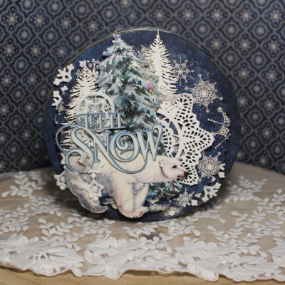 Decoração redonda azul com urso polar, árvores de neve, flocos de neve e texto LET IT SNOW