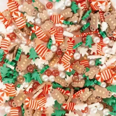 Decorações natalícias miniatura coloridas sobre fundo branco