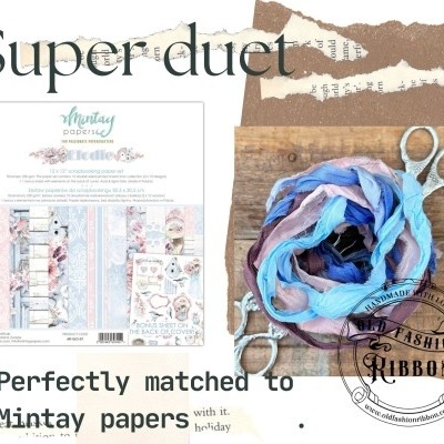 Papel de scrapbook e fita decorativa azul-lilás com tesoura sobre madeira