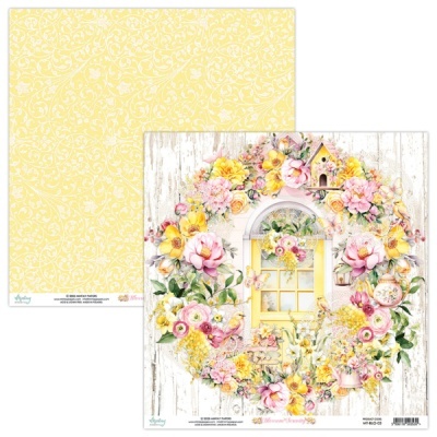 Papel para scrapbook com porta amarela e coroa de flores coloridas de um lado e padrão floral amarelo do outro