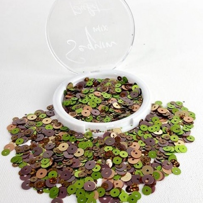 Sequins castanhos e verdes em recipiente branco com tampa aberta sobre fundo branco