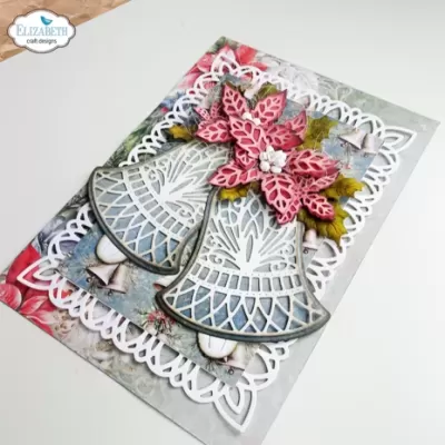 Cartão decorativo com sinos prateados, flores vermelhas e ornamento em papel branco recortado