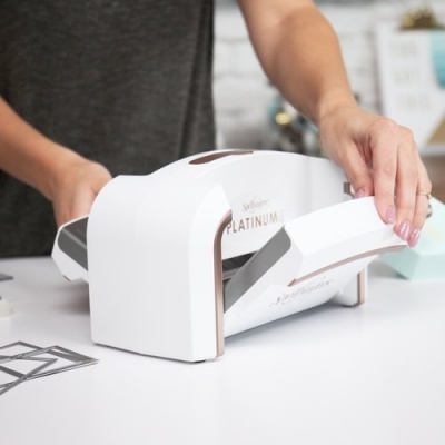 Máquina branca Sizzix Platinum para cortar papel sobre mesa branca