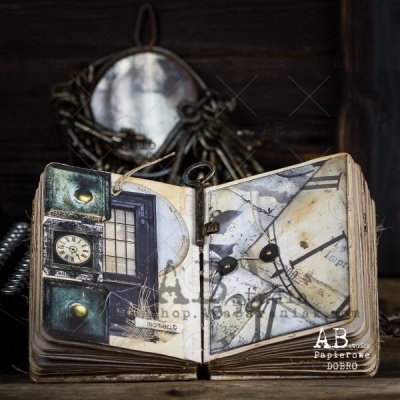 Livro vintage aberto com ilustrações de relógios e mapas