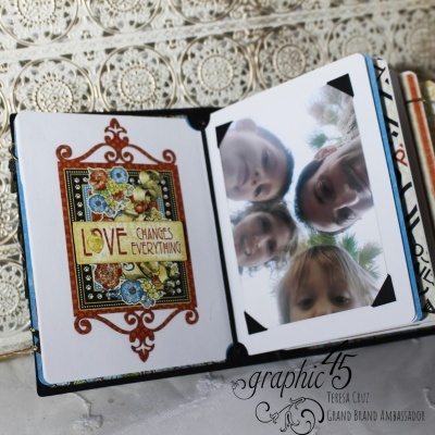 Livreto aberto com cartão decorativo e fotografia de quatro pessoas