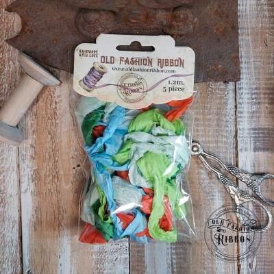 Pacote de fita colorida Old Fashion Ribbon com etiqueta e fundo de madeira