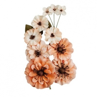 Flores artificiais em tons de branco e laranja com detalhes castanhos