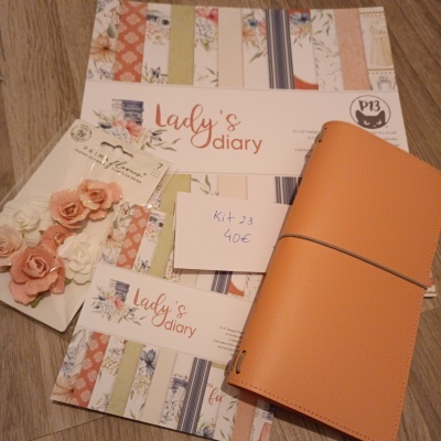 Conjunto Lady's Diary com papéis decorativos, flores em tecido e caderno de capa laranja